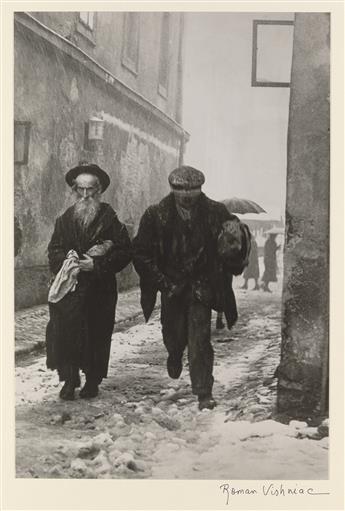 ROMAN VISHNIAC (1897-1990) The Vanished World. A Portfolio with 12 (of 12) Photographs.